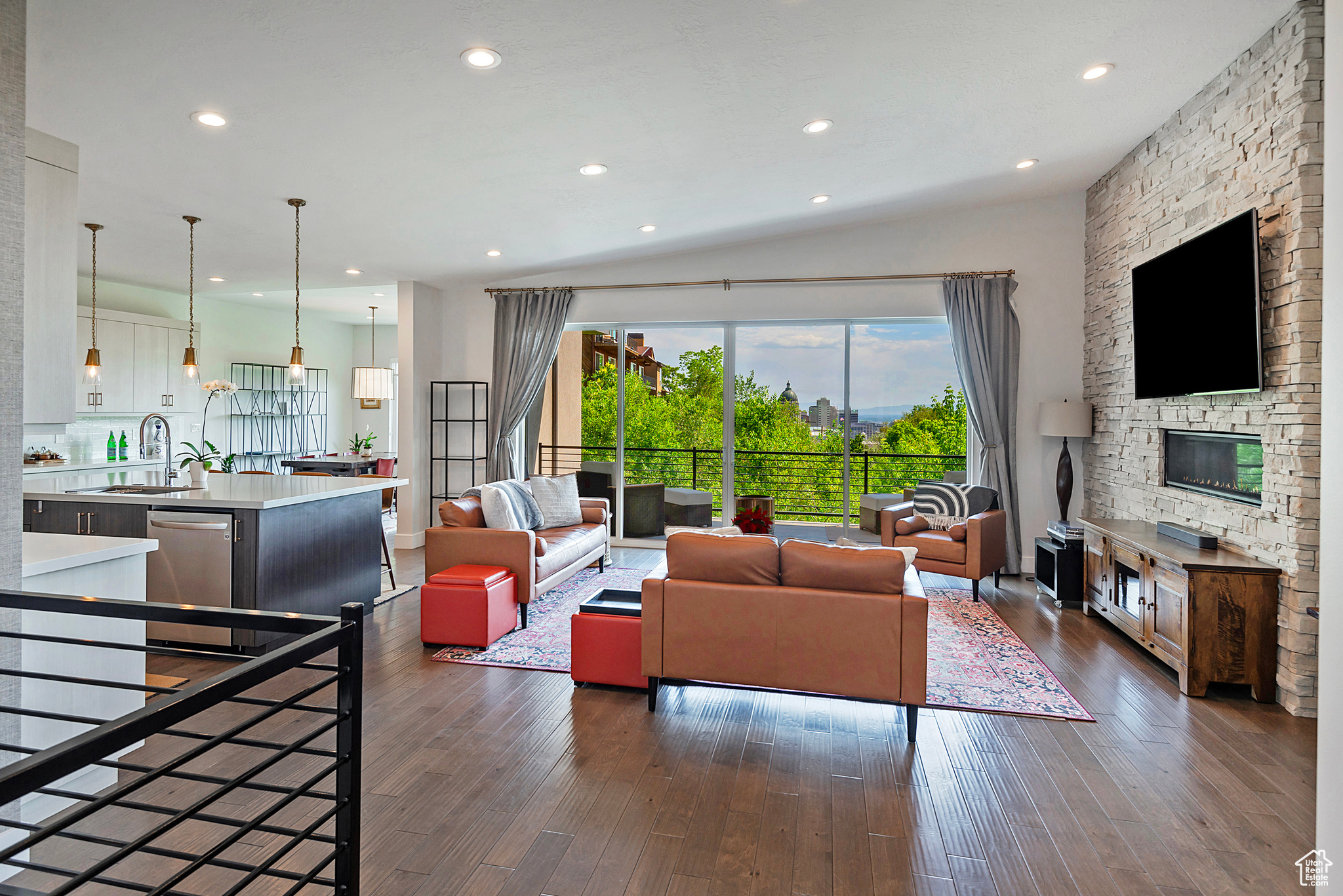 COLUMBUS COURT - Residential