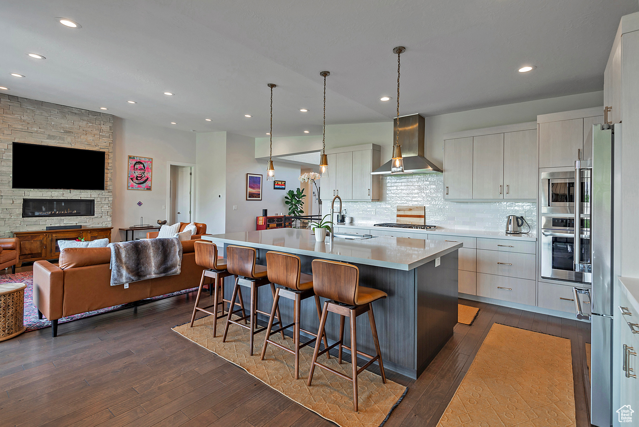 COLUMBUS COURT - Residential