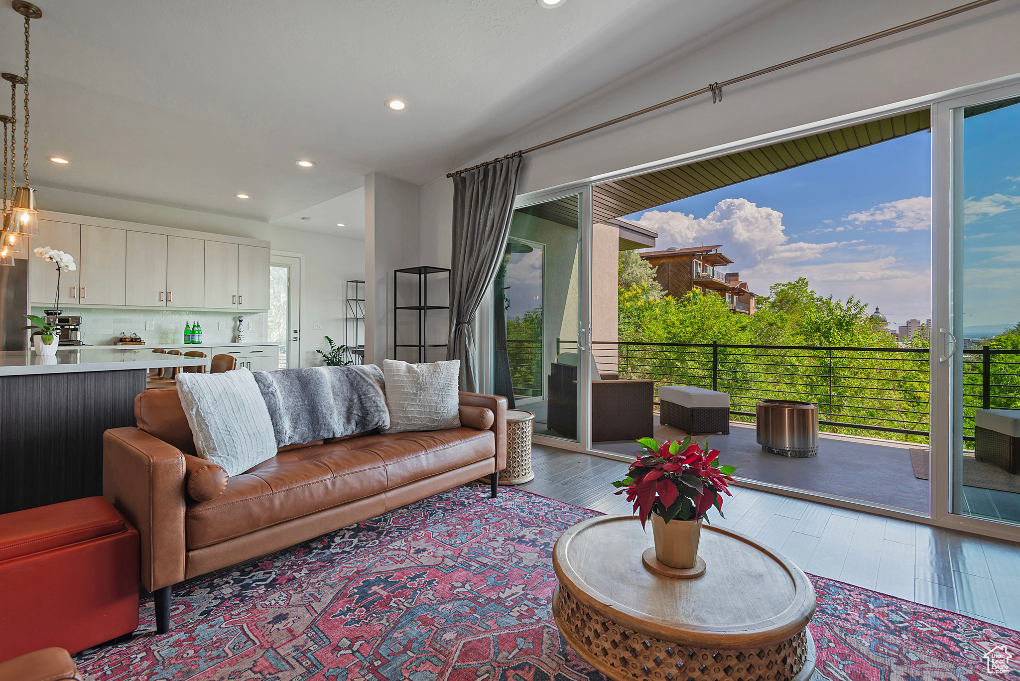 COLUMBUS COURT - Residential