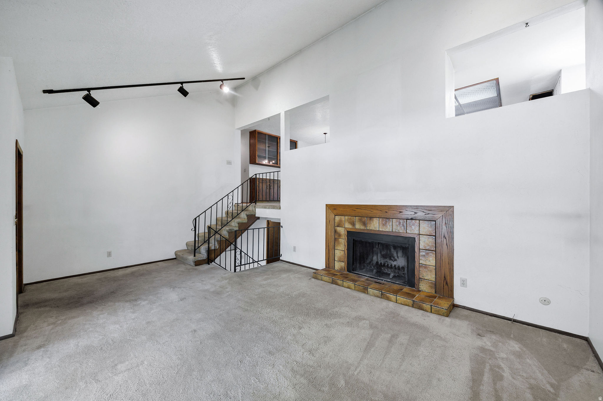 MOUNT LOGAN - Residential