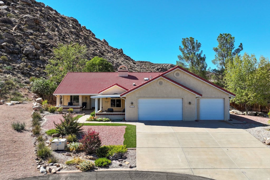 Photo of 1426 W MONTICELLO CIR, Saint George, UT 84790 (MLS # 2186768)