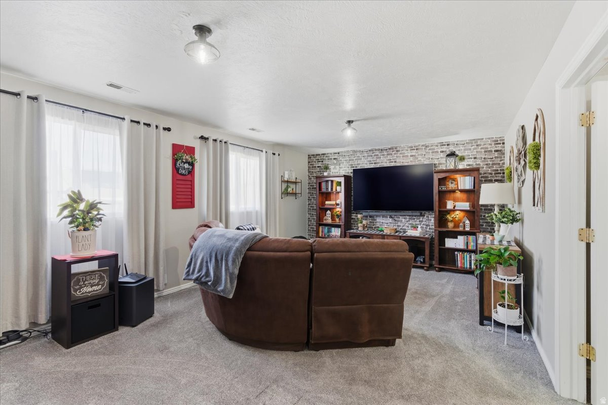 DIAMOND SUMMIT - Residential