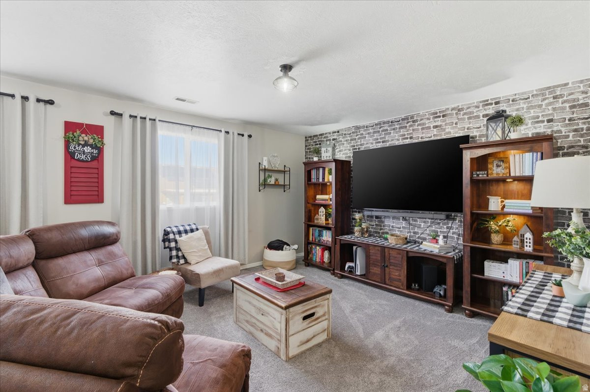 DIAMOND SUMMIT - Residential