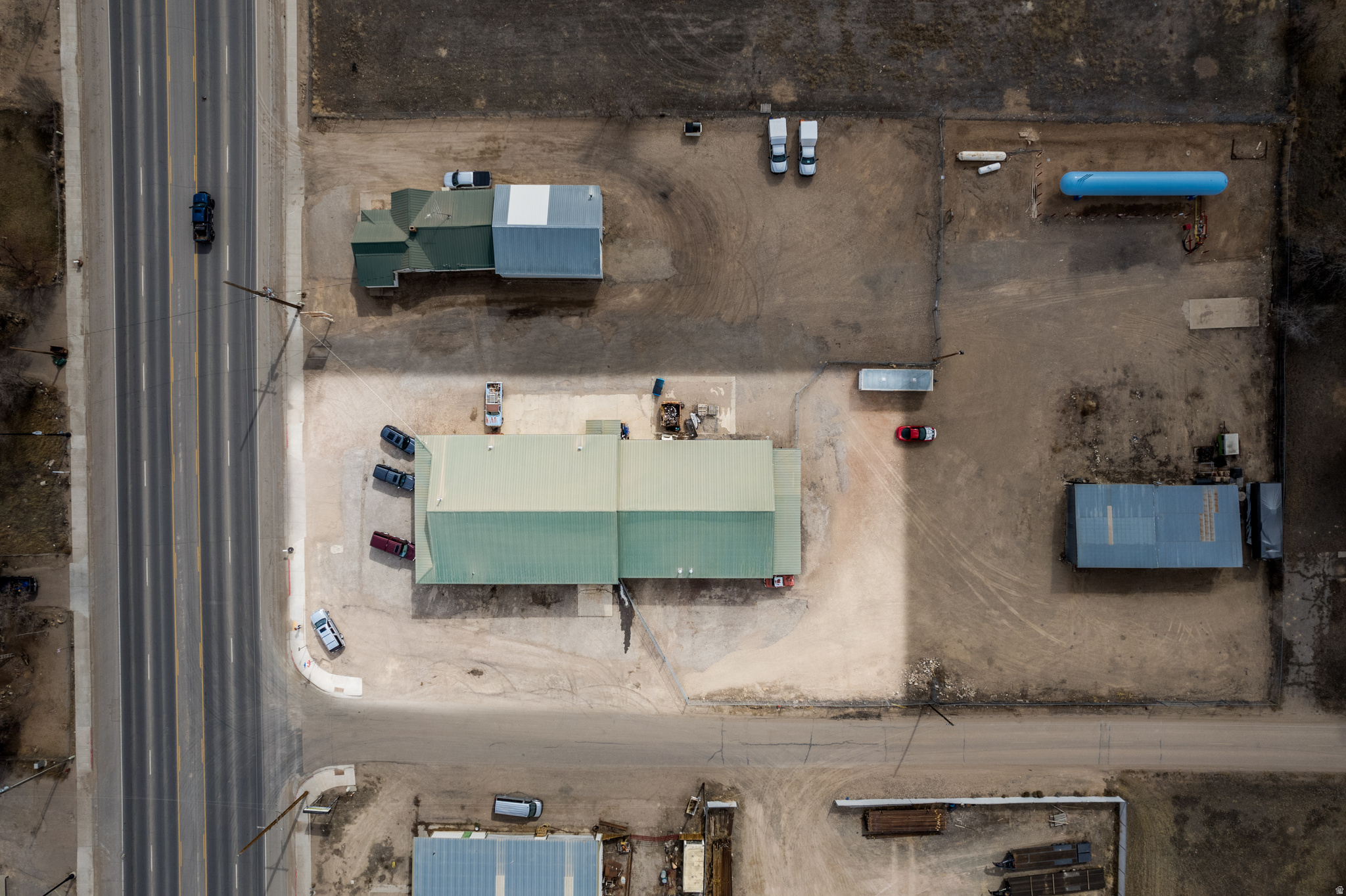 Main image without alt text