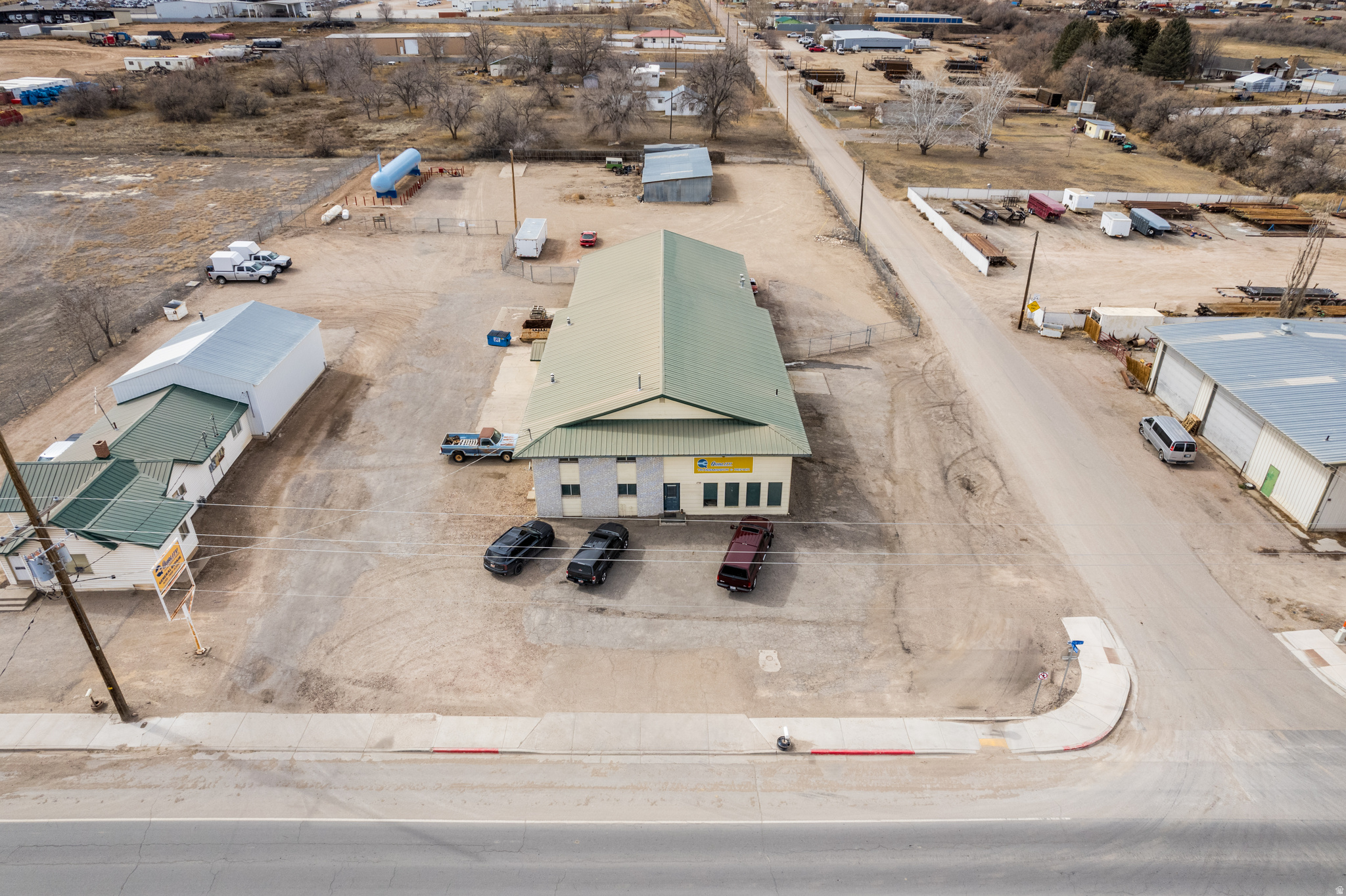 Main image without alt text