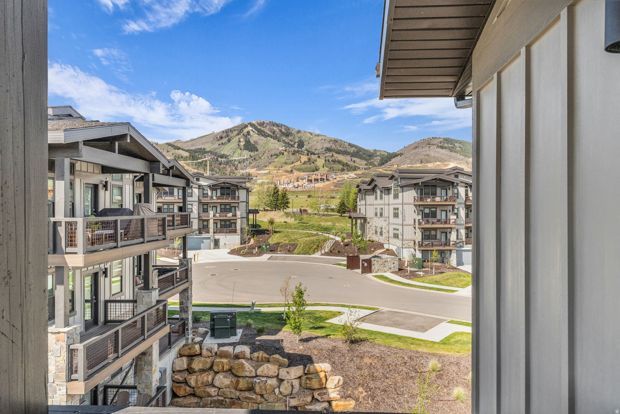 MAYFLOWER LAKESIDE - Residential