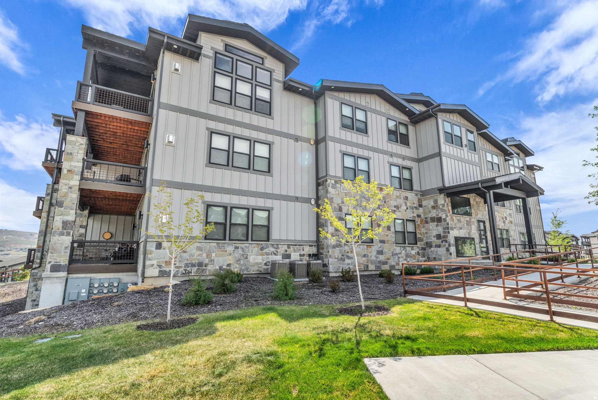 MAYFLOWER LAKESIDE - Residential