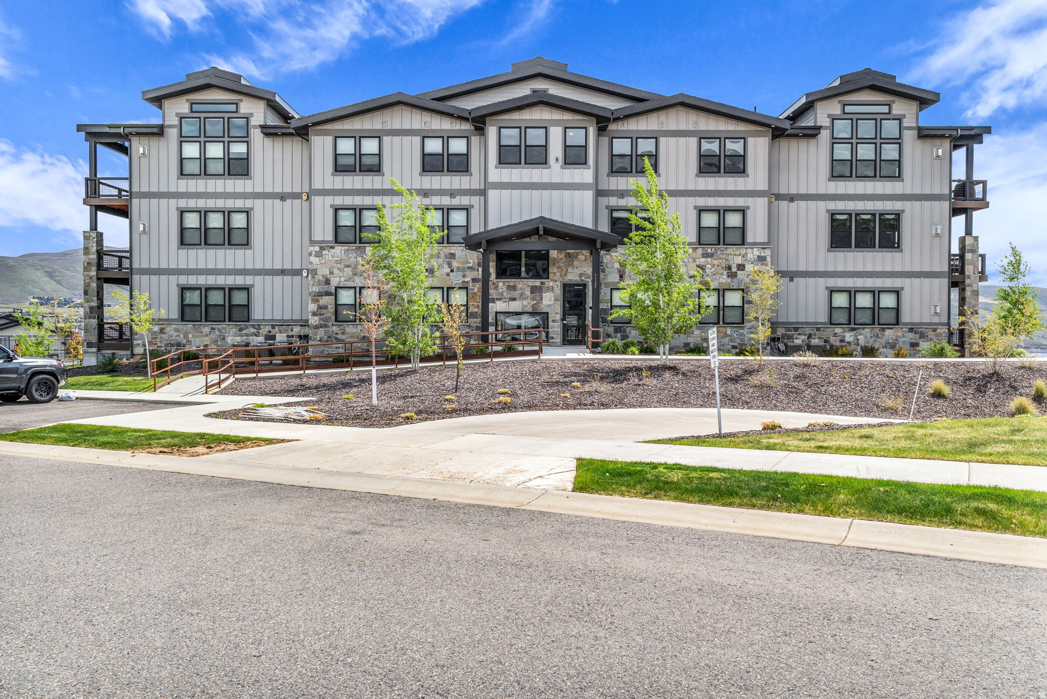 MAYFLOWER LAKESIDE - Residential