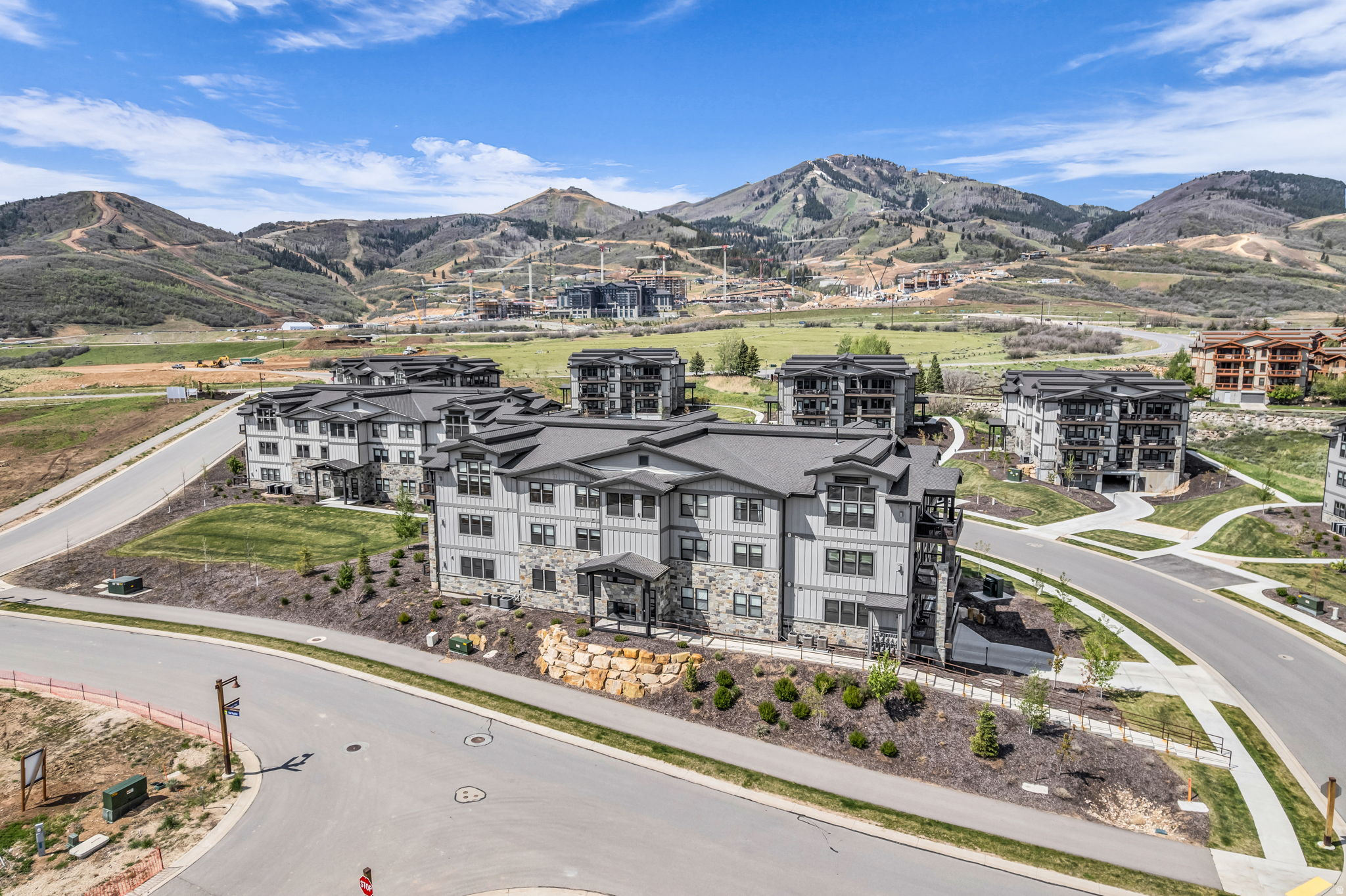 MAYFLOWER LAKESIDE - Residential
