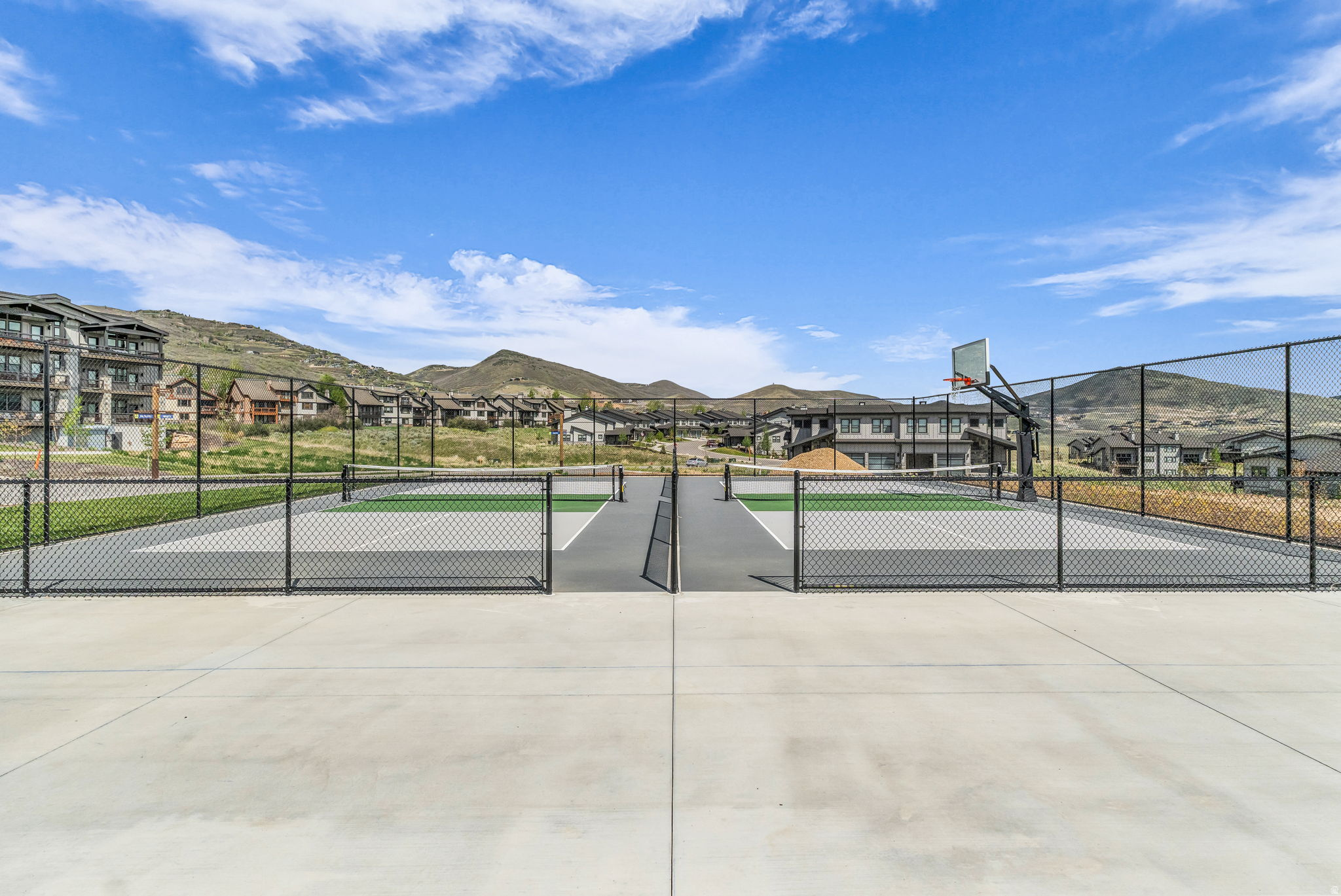 MAYFLOWER LAKESIDE - Residential