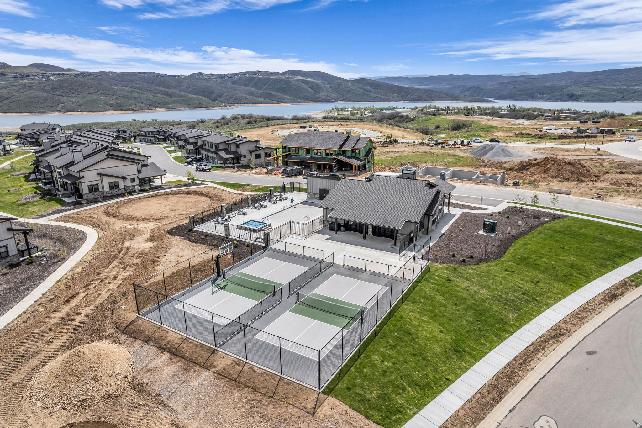MAYFLOWER LAKESIDE - Residential