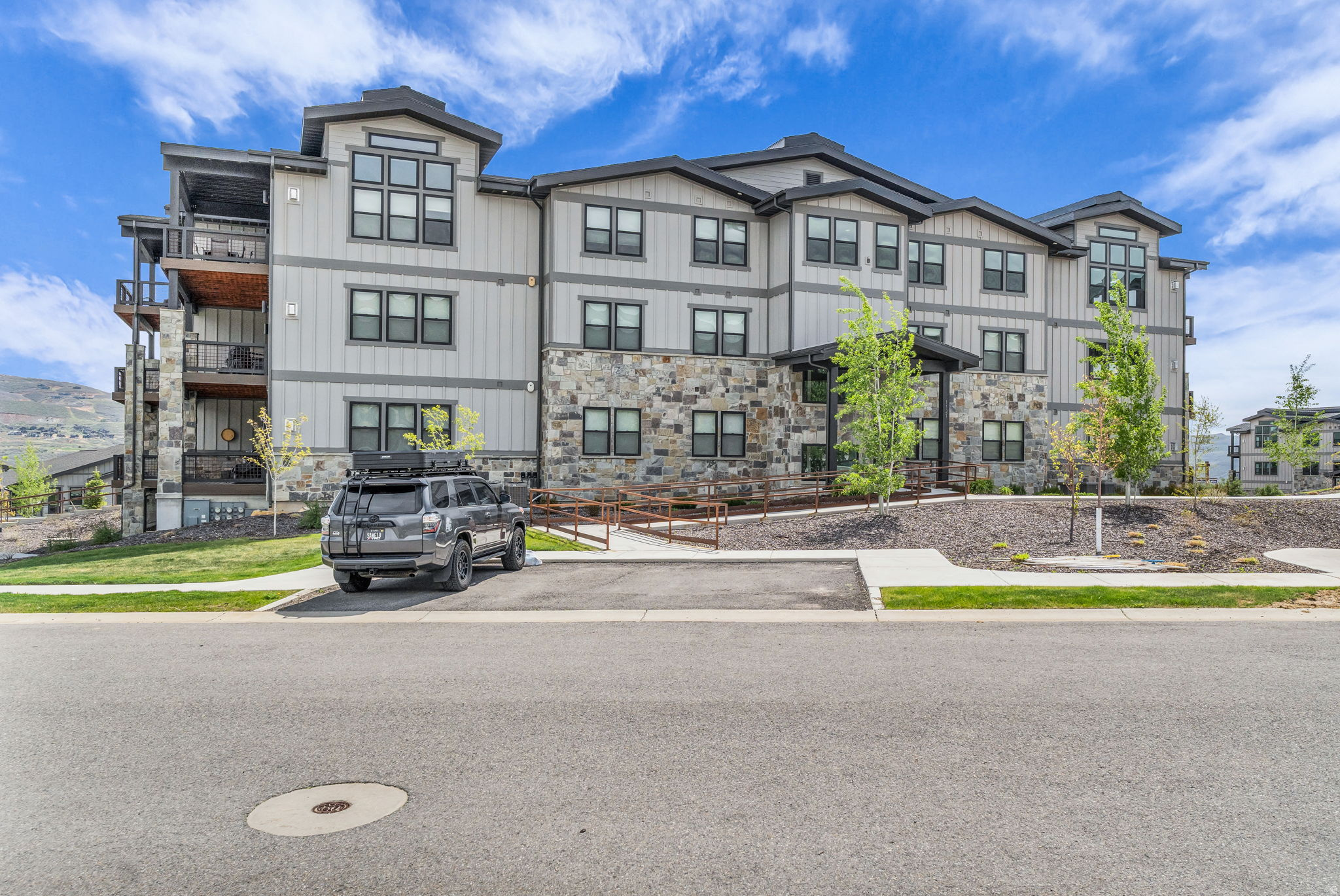 MAYFLOWER LAKESIDE - Residential