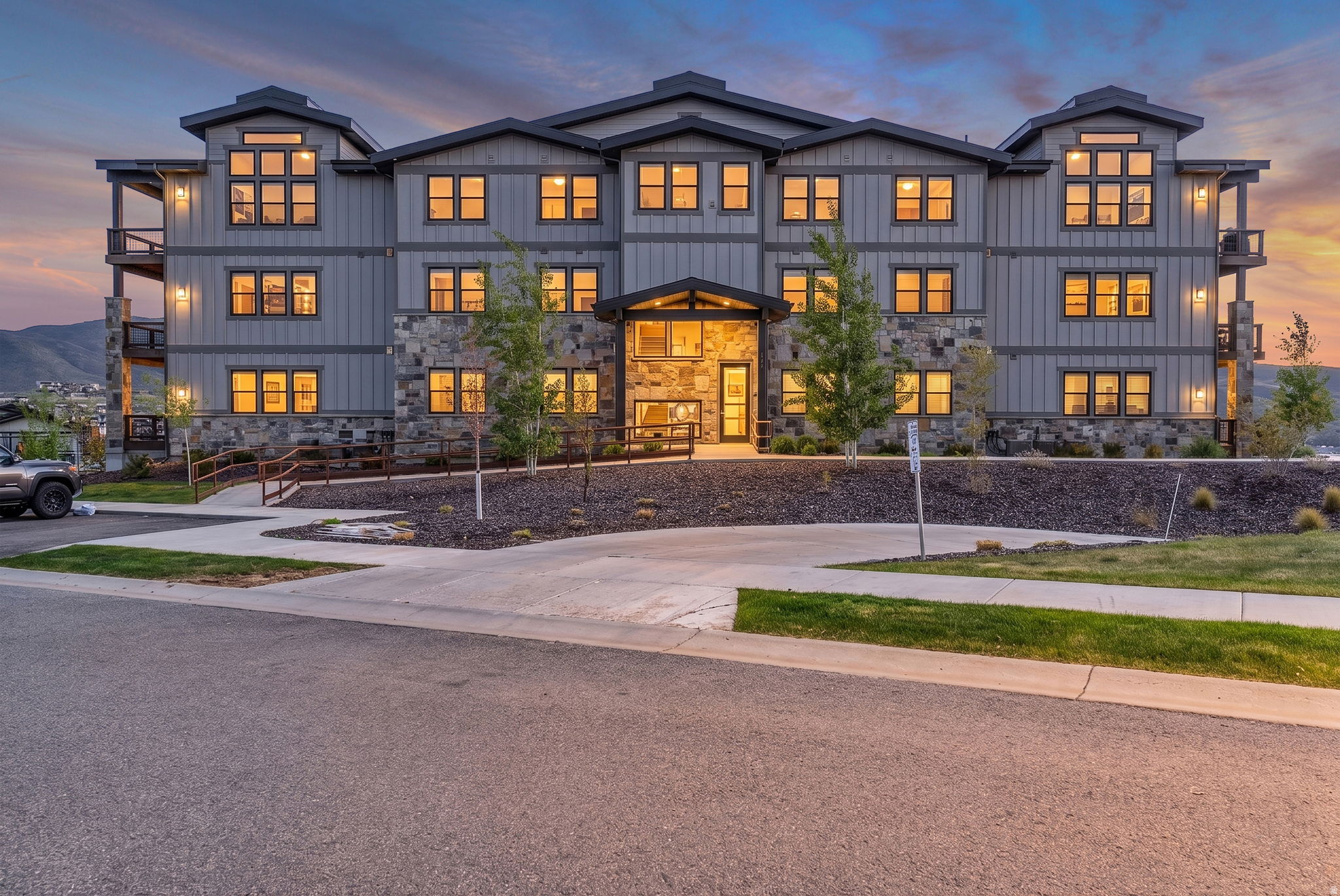 MAYFLOWER LAKESIDE - Residential