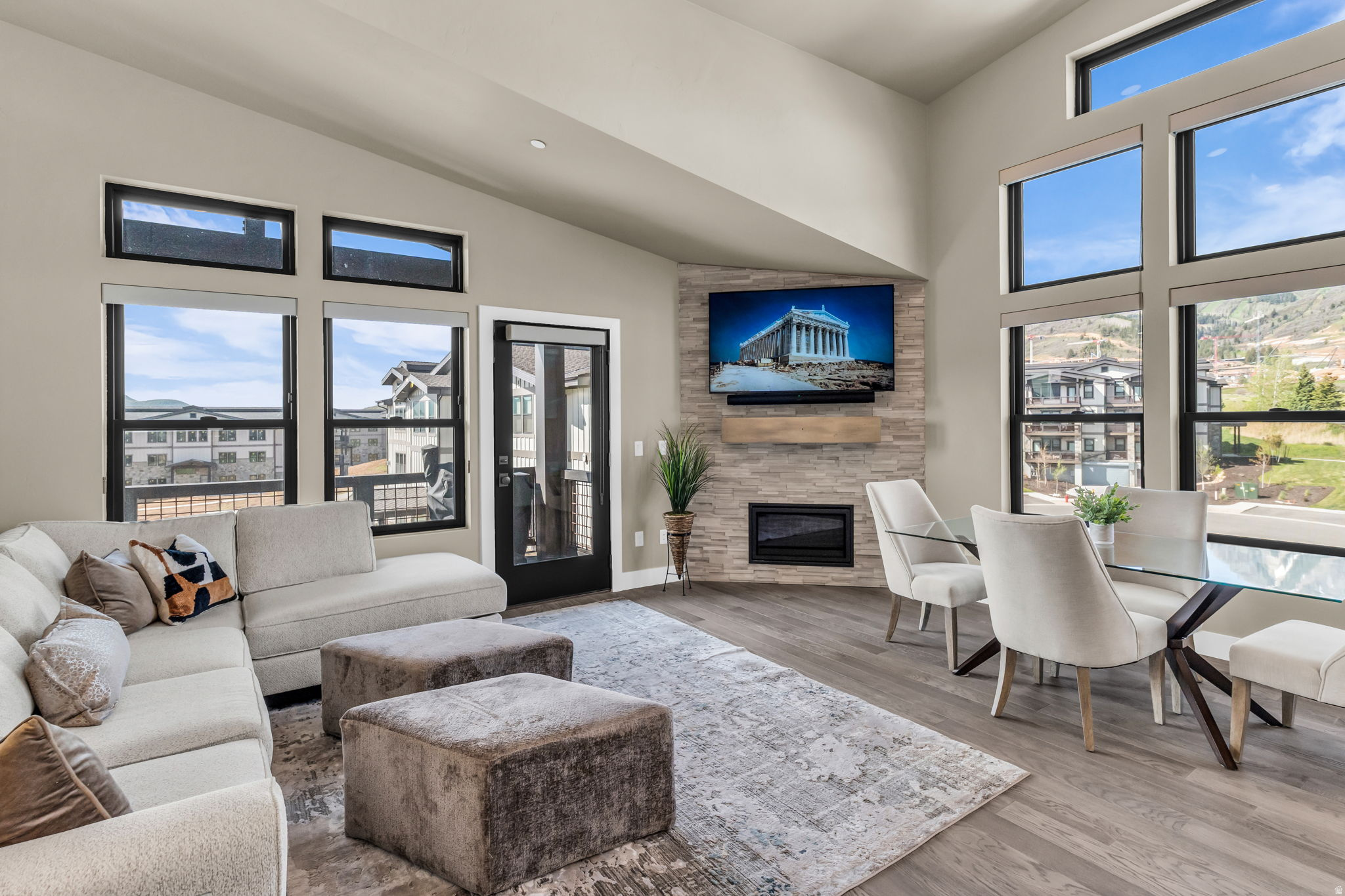 MAYFLOWER LAKESIDE - Residential