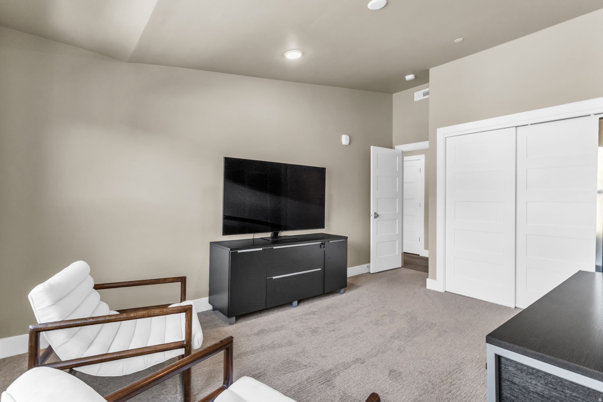 MAYFLOWER LAKESIDE - Residential