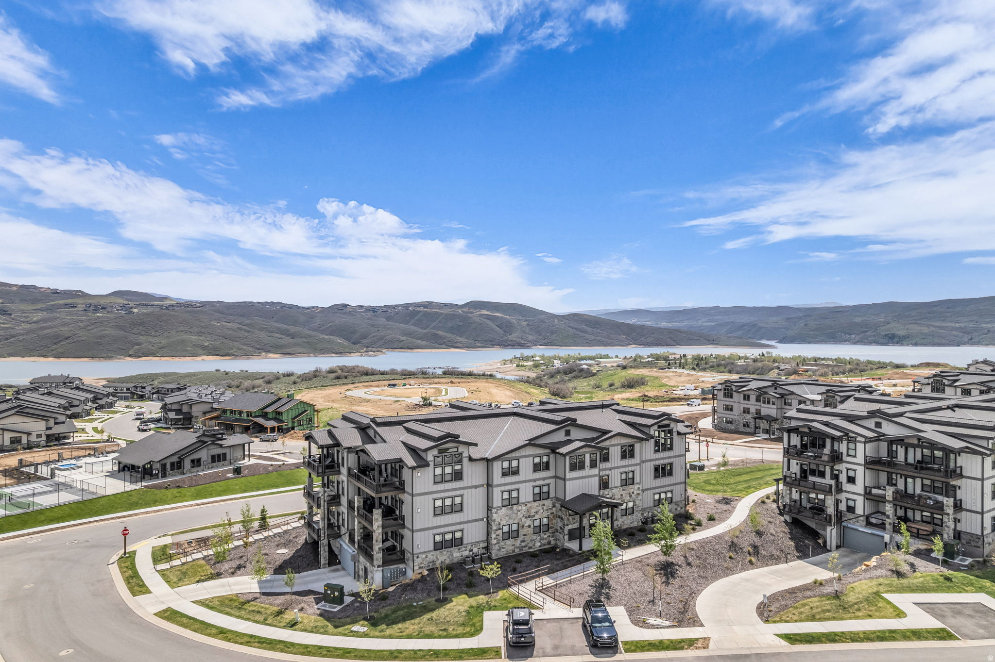 MAYFLOWER LAKESIDE - Residential