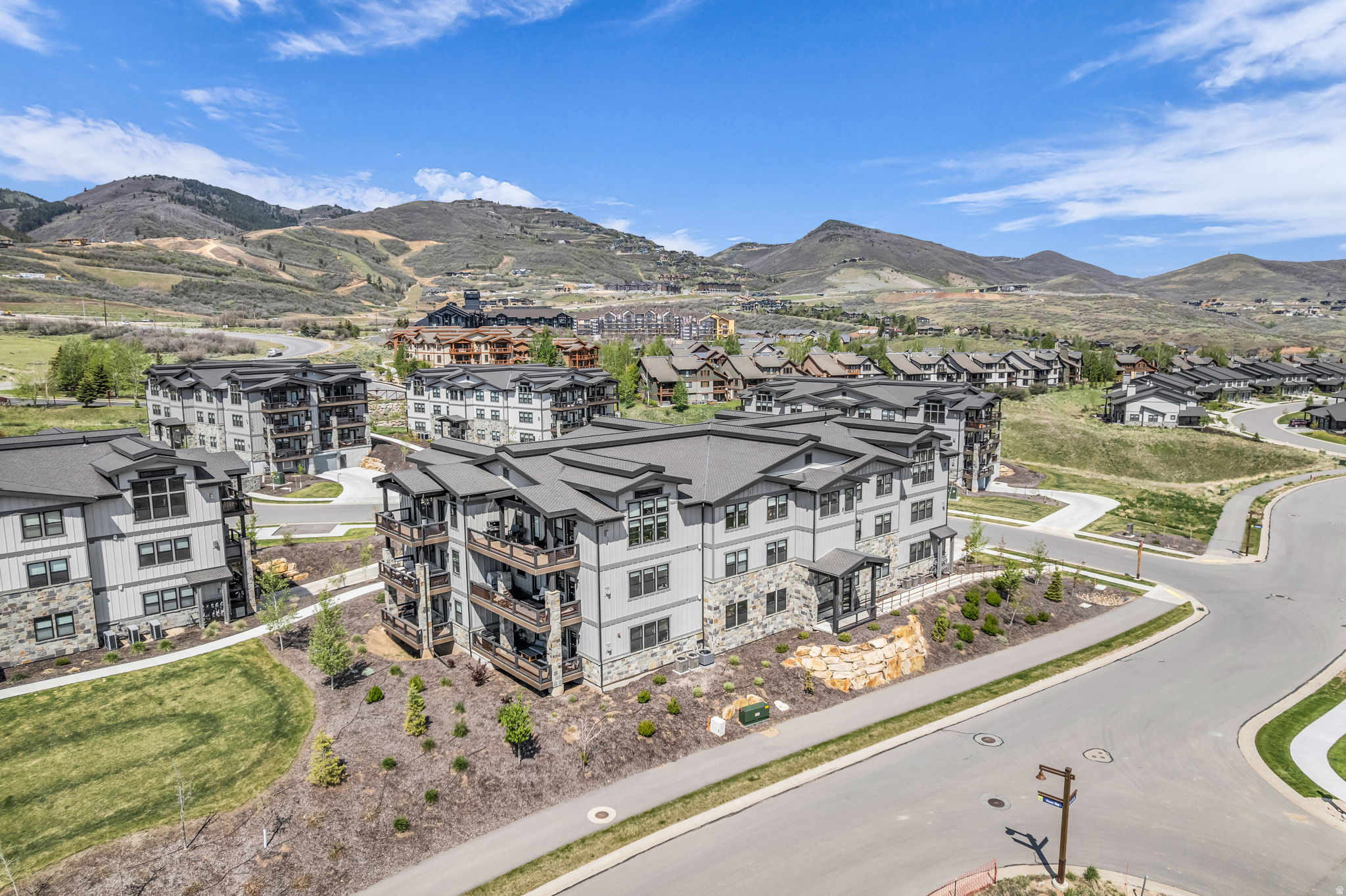 MAYFLOWER LAKESIDE - Residential