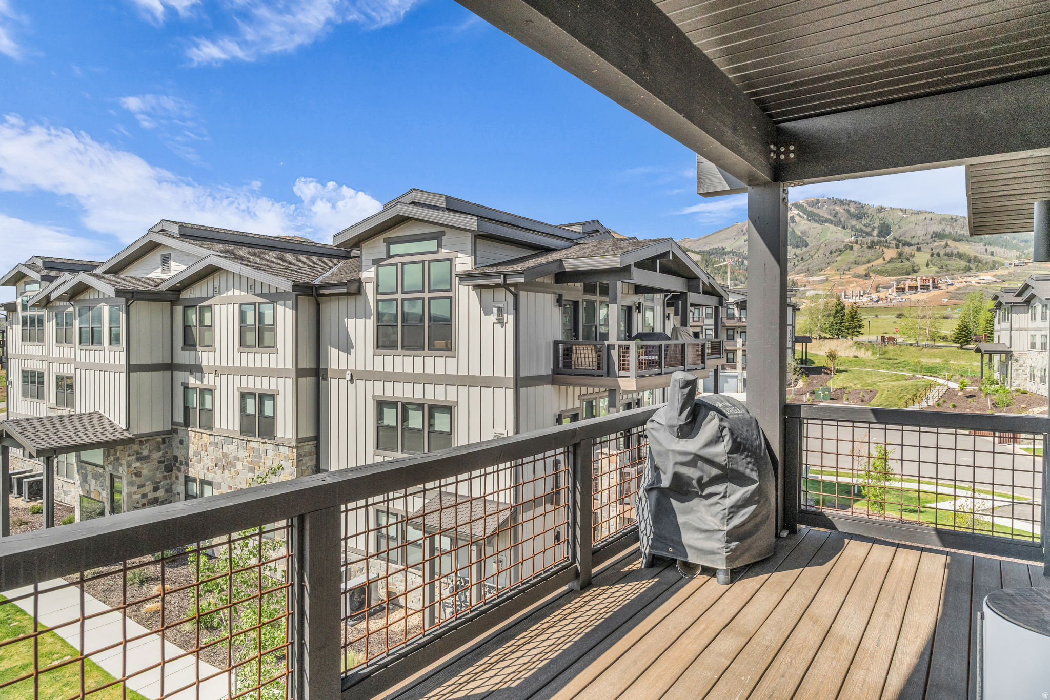 MAYFLOWER LAKESIDE - Residential