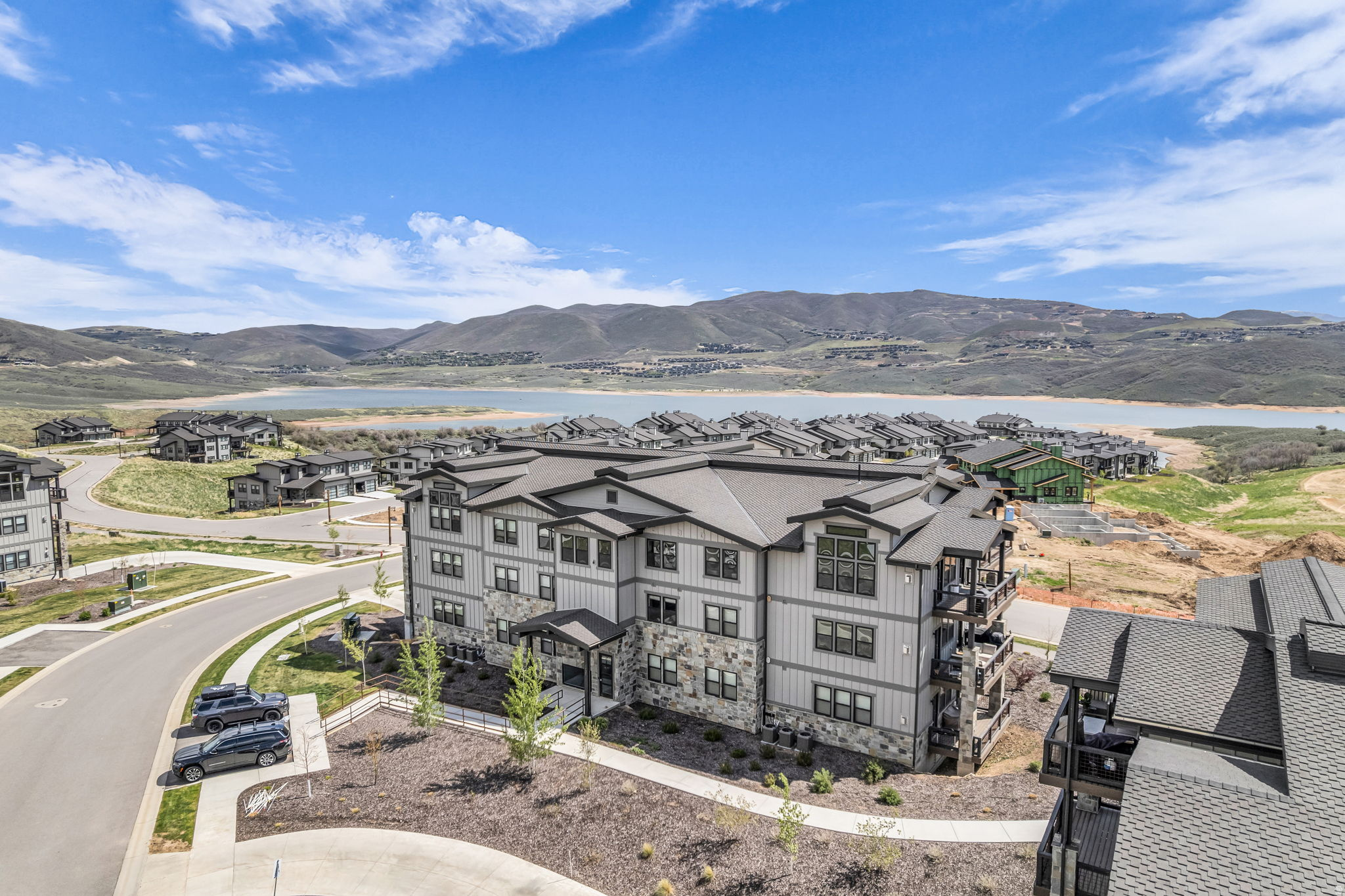 MAYFLOWER LAKESIDE - Residential