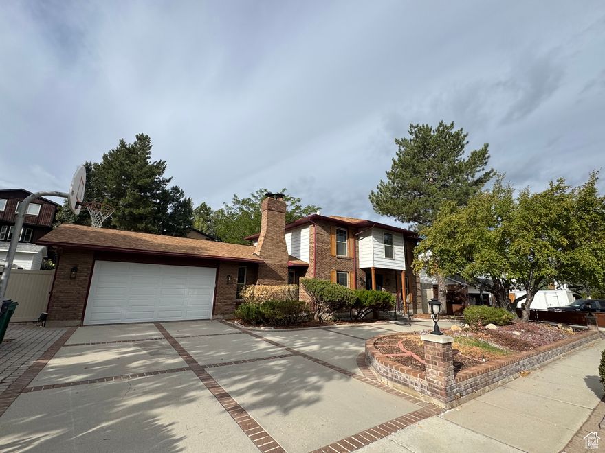 COME HOME TO THIS HIGHLY COVETED PEACEFUL NIEGHBORHOOD. LOCATED A FEW STREETS AWAY FROM WILLOW CREEK GOLF COARSE, WONDERFUL SCHOOLS, ENTERTAINMENT & SHOPPING. LOCATED WITHIN MINUTES FROM WORLD CLASS SKIING. THIS HOME NEEDS SOME TLC AND UPDATING BUT A PERFECT CANVAS FOR YOUR OWN PROJECTS. NEW $11,000 FRONT DOOR, TRIPLE PANE WINOWS AND MORE. DONT MISS THIS. OWNER/AGENT