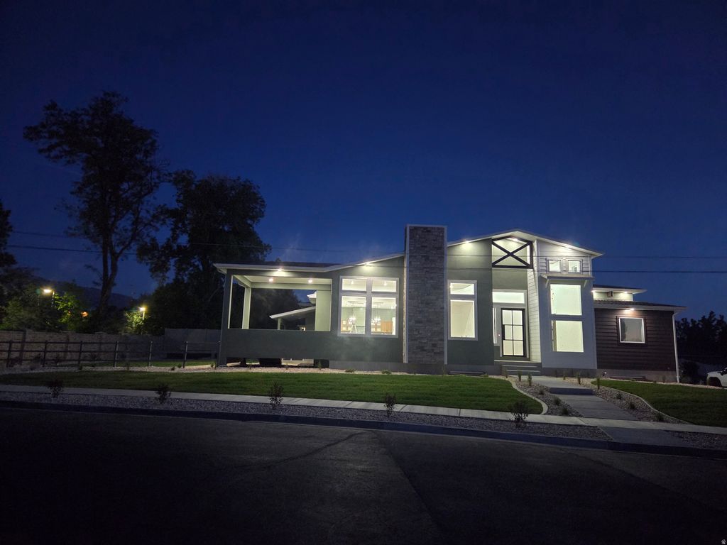 Photo of 6337 S GLEN OAKS ST, Murray, UT 84107 (MLS # 2157425)