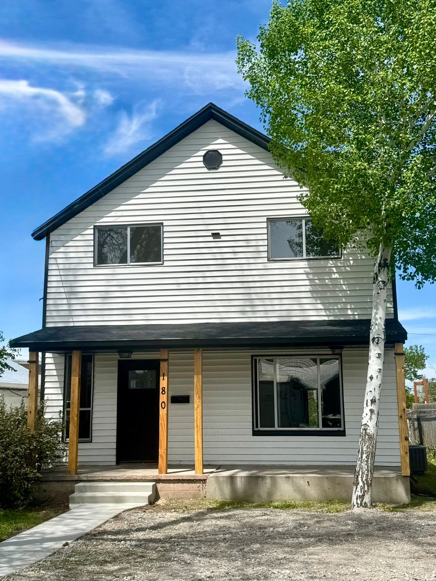 Fully renew and amazing to begin new adventures, you will enjoy a desirable location and a huge space inside. Come a take a look, easy to show. 6 bedrooms and one big multi purpose room. 2 kitchens to make your life easier.