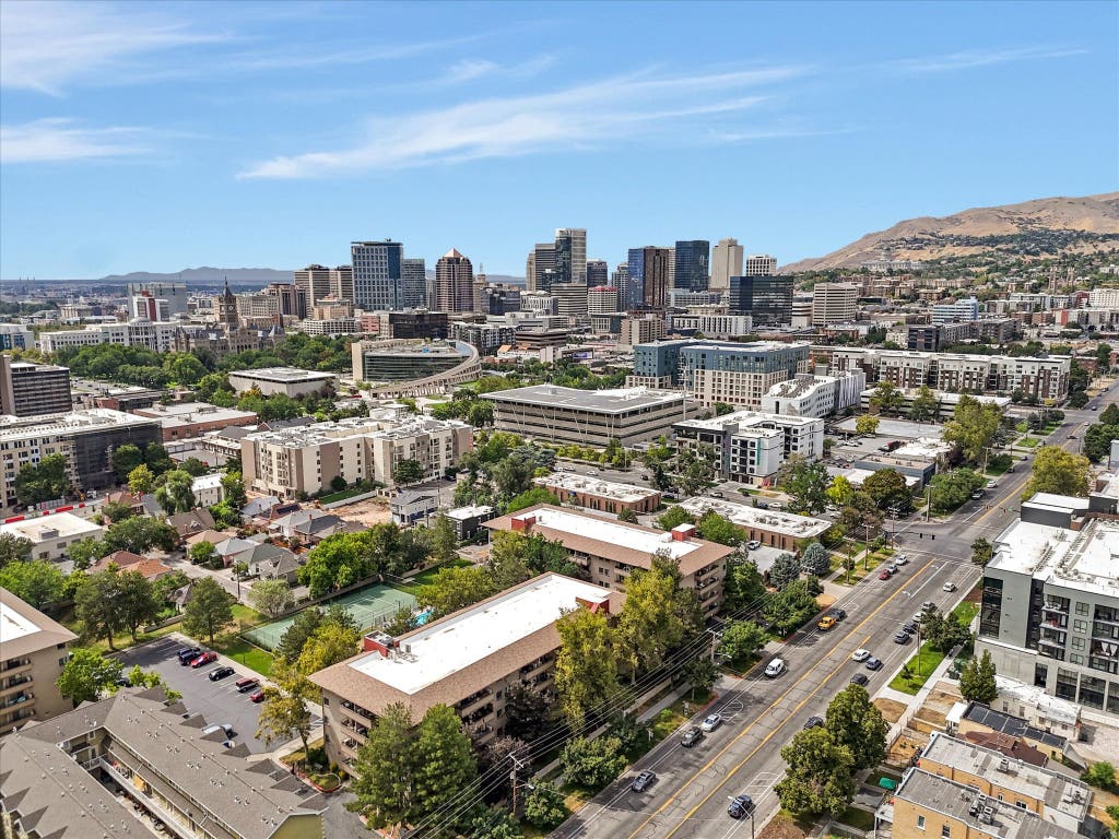 Photo of 530 S 400 E #2209, Salt Lake City, UT 84111 (MLS # 2173921)