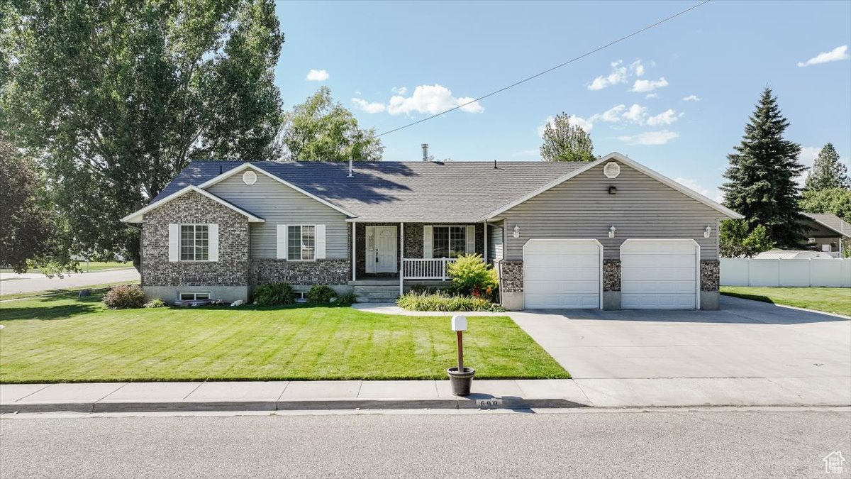 690 S 1st E, Preston, Idaho image 1
