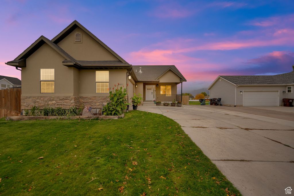 Photo of 3523 N FLOWER ST, Eagle Mountain, UT 84005 (MLS # 2118280)