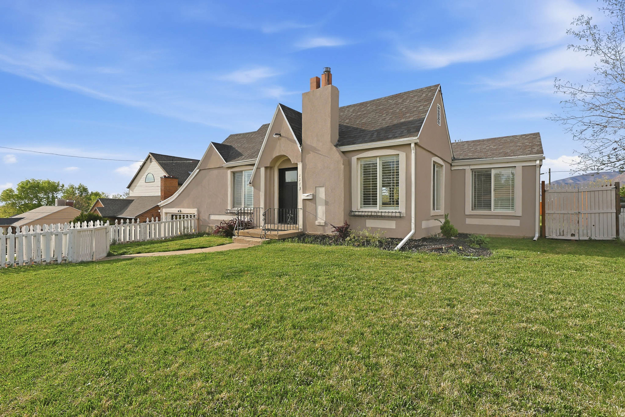 COUNTRY CLUB GARDEN - Residential