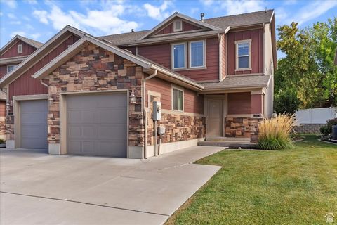 Photo of 772 N CRIMSON CT, Kaysville, UT 84037 (MLS # 2115228)