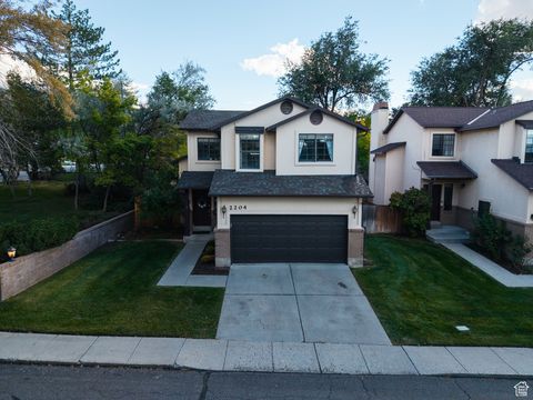 Tiny photo for 2204 E COUNTRY VIEW LN S, Cottonwood Heights, UT 84121 (MLS # 2117037)