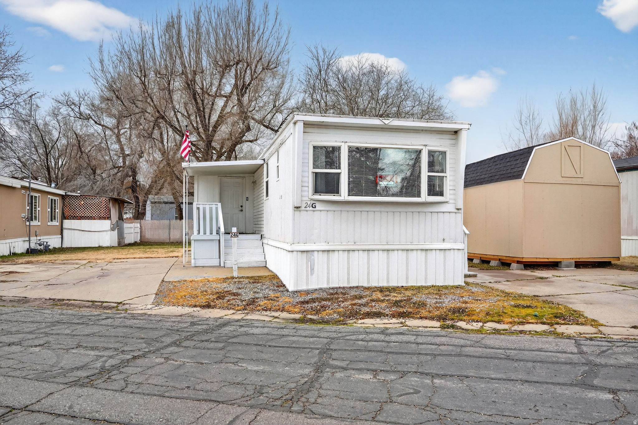 Main image without alt text