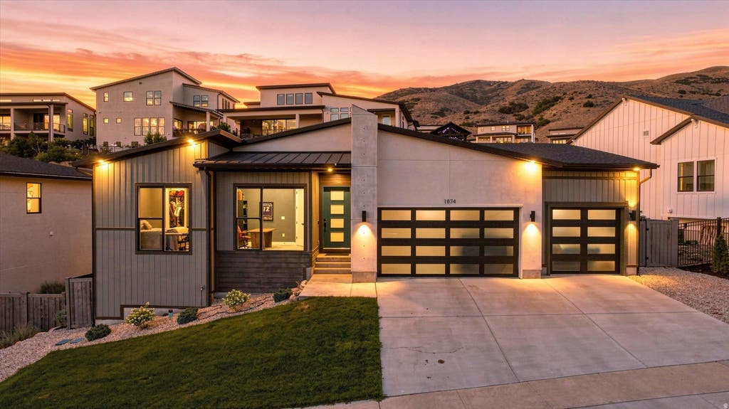 Photo of 1874 W OAKRIDGE DR N, Lehi, UT 84043 (MLS # 2180728)