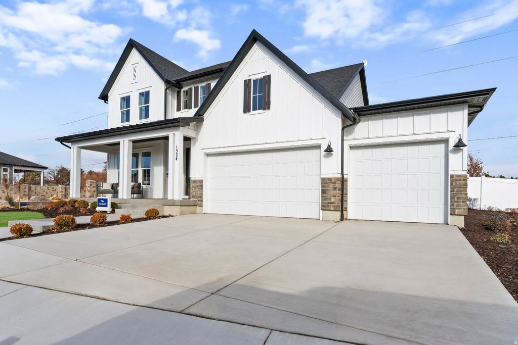 Photo of 1128 W FREMONT ST N, Saratoga Springs, UT 84045 (MLS # 2140557)