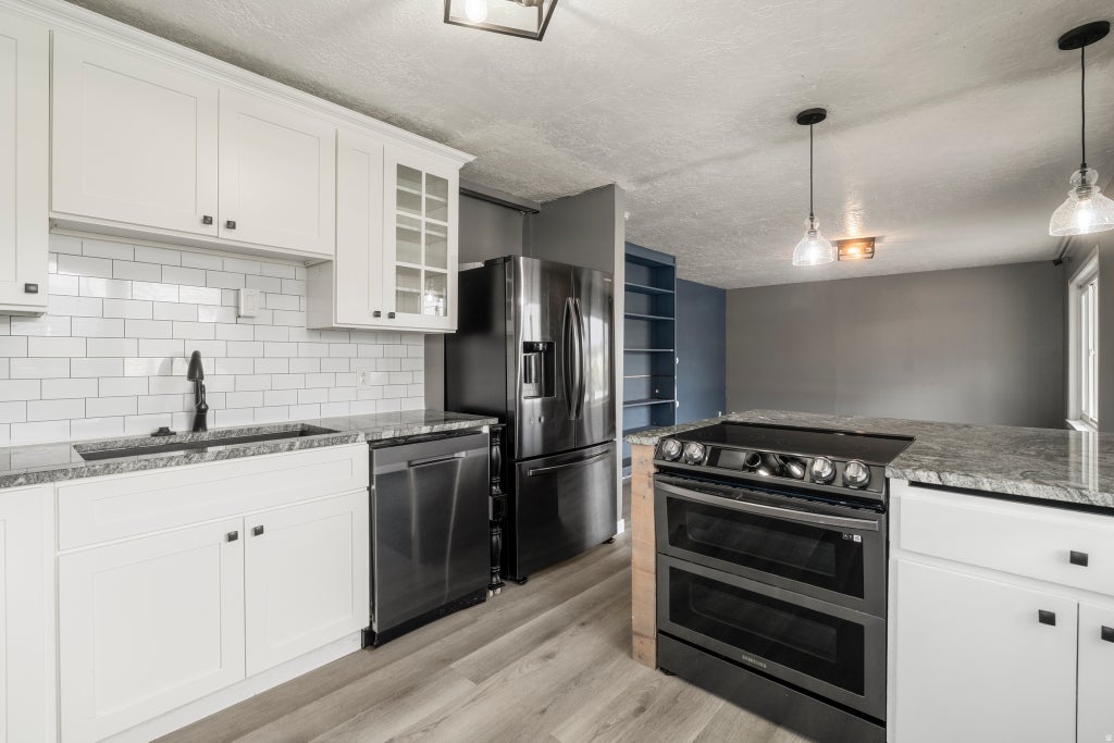 Photo of 97 W LESTER AVE, Murray, UT 84107 (MLS # 2186870)