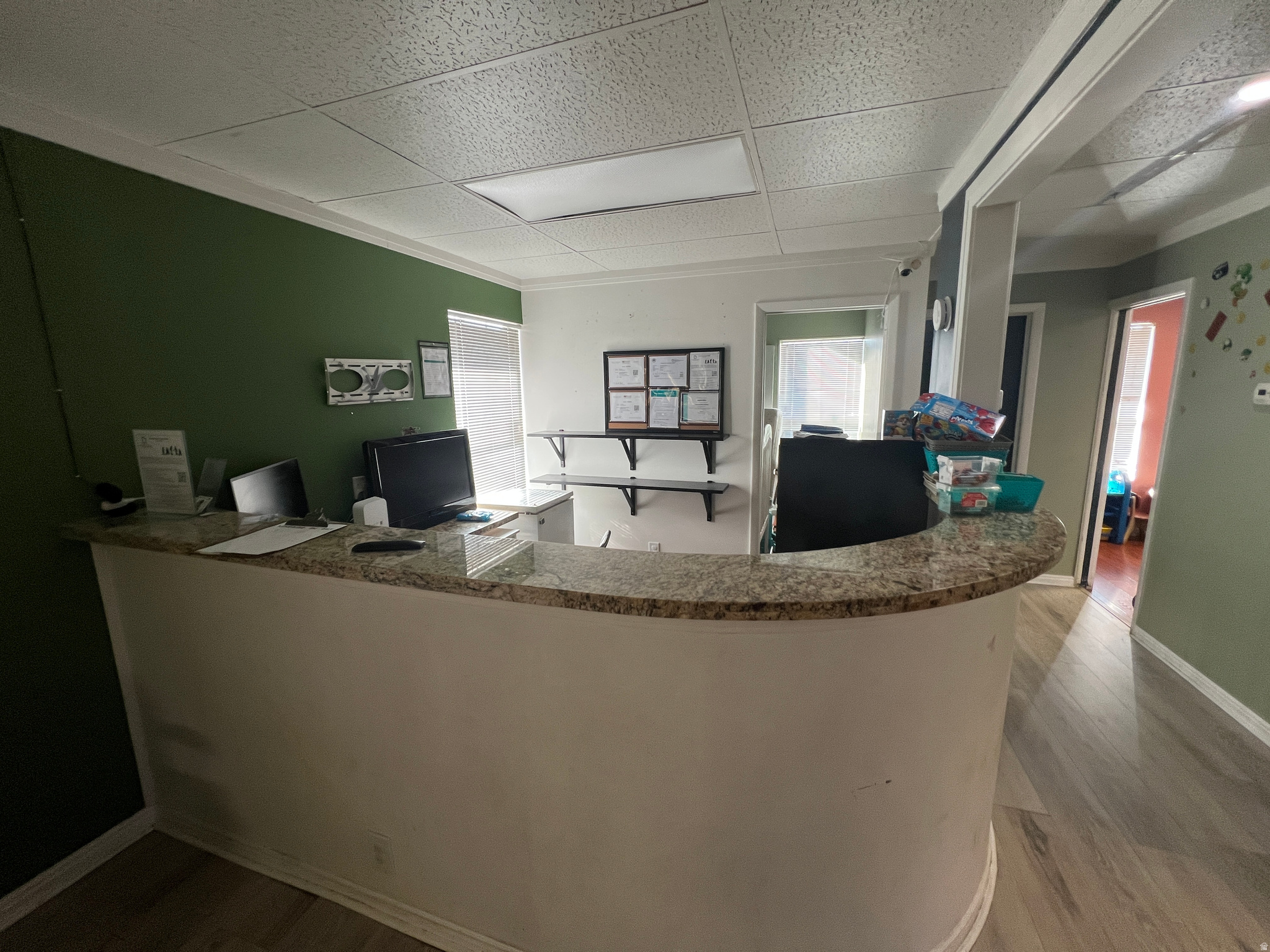 Main image without alt text