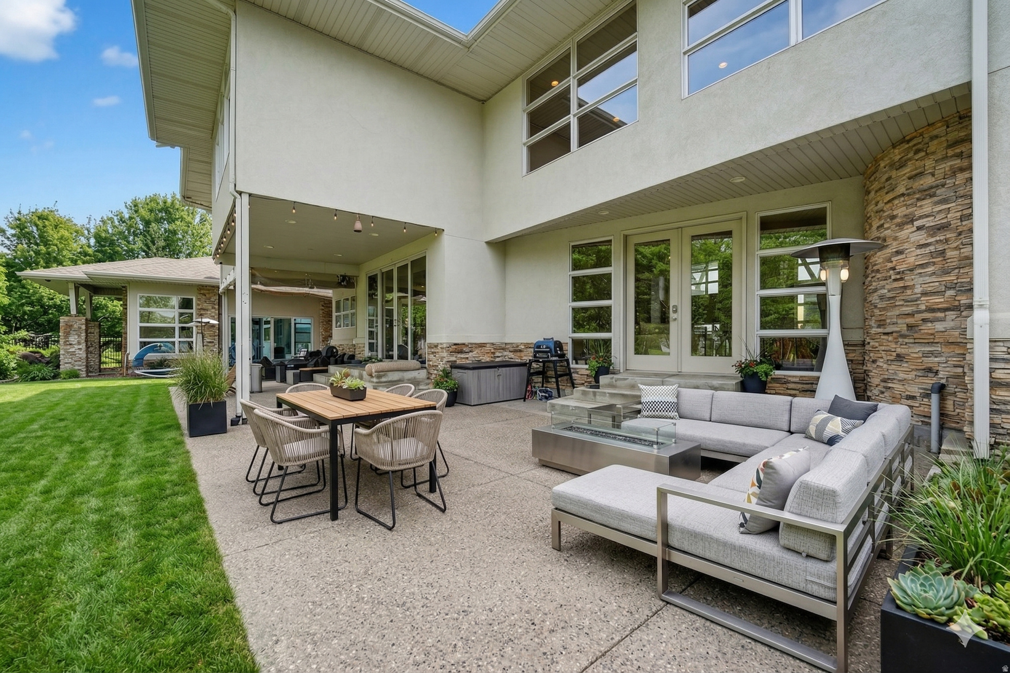 THE HAMPTONS - Residential