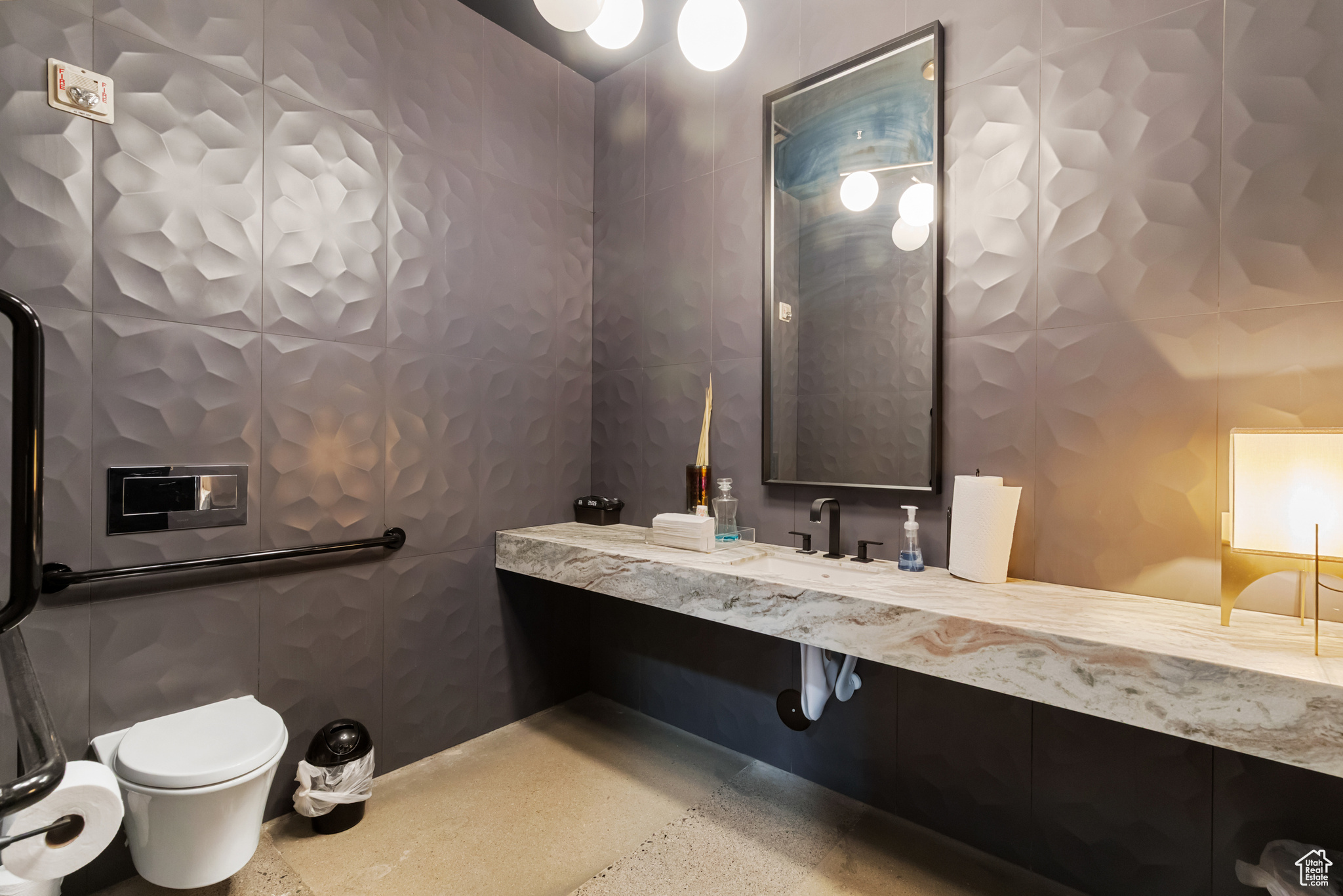 SATURN - Commercial Sale