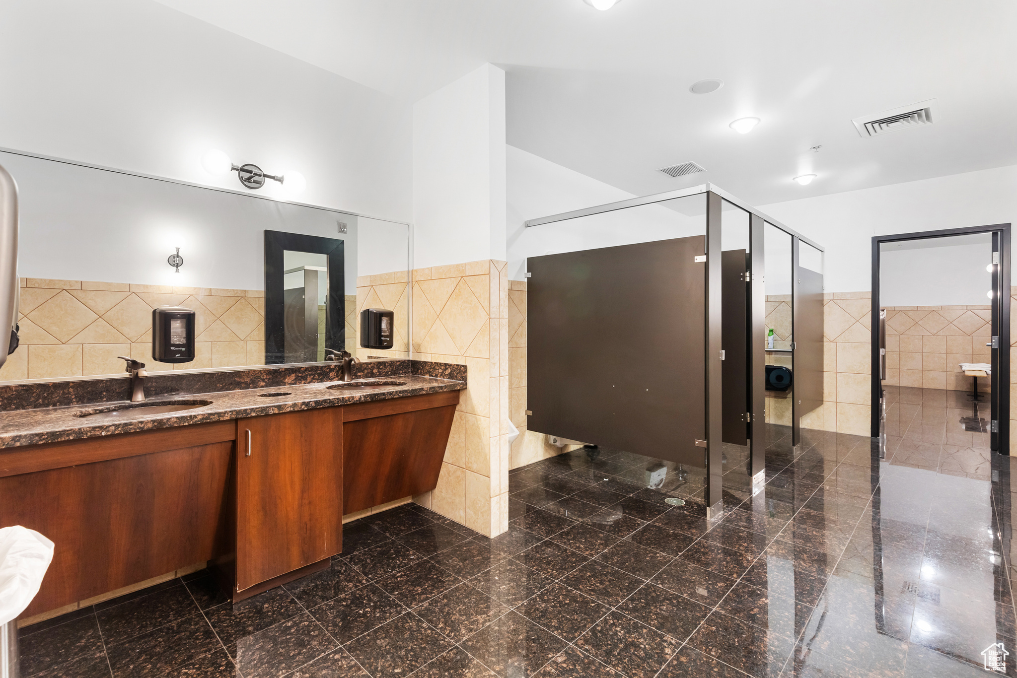 SATURN - Commercial Sale