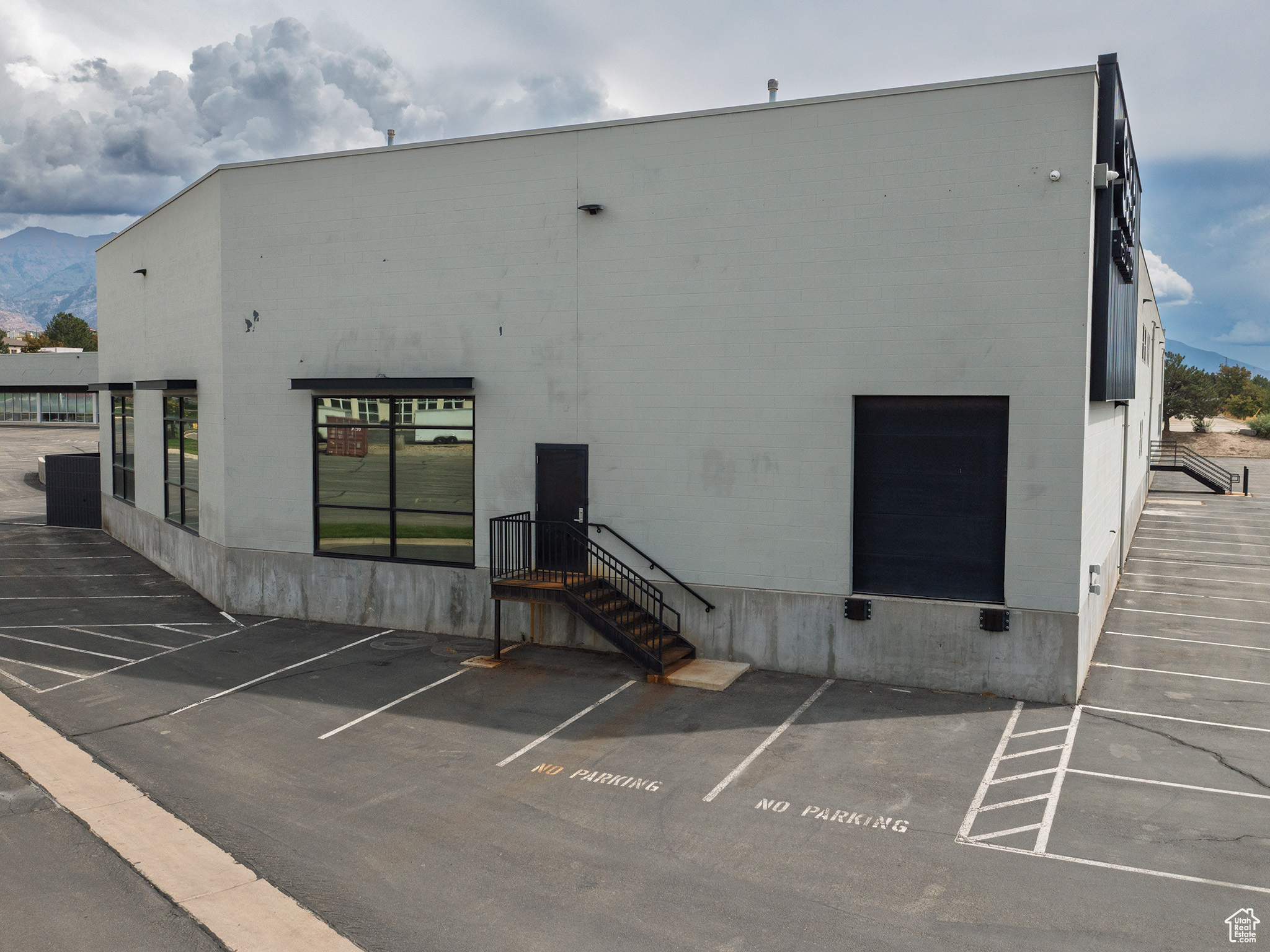 SATURN - Commercial Sale