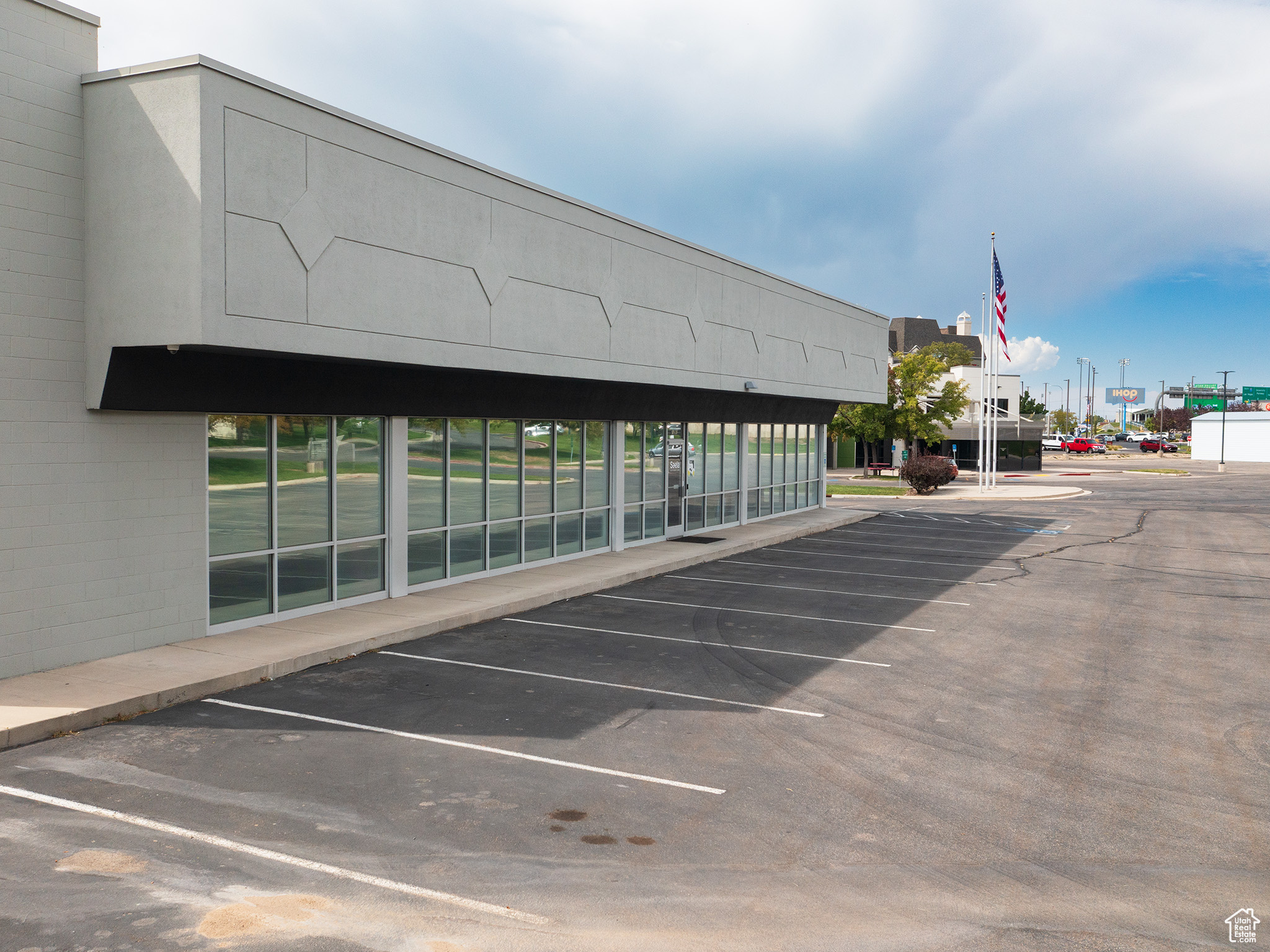 SATURN - Commercial Sale