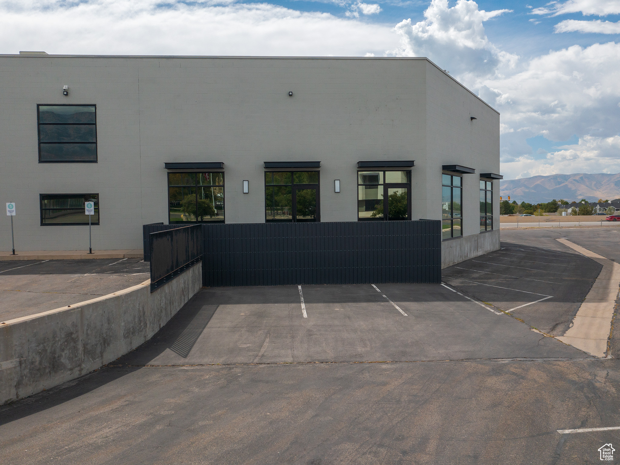 SATURN - Commercial Sale