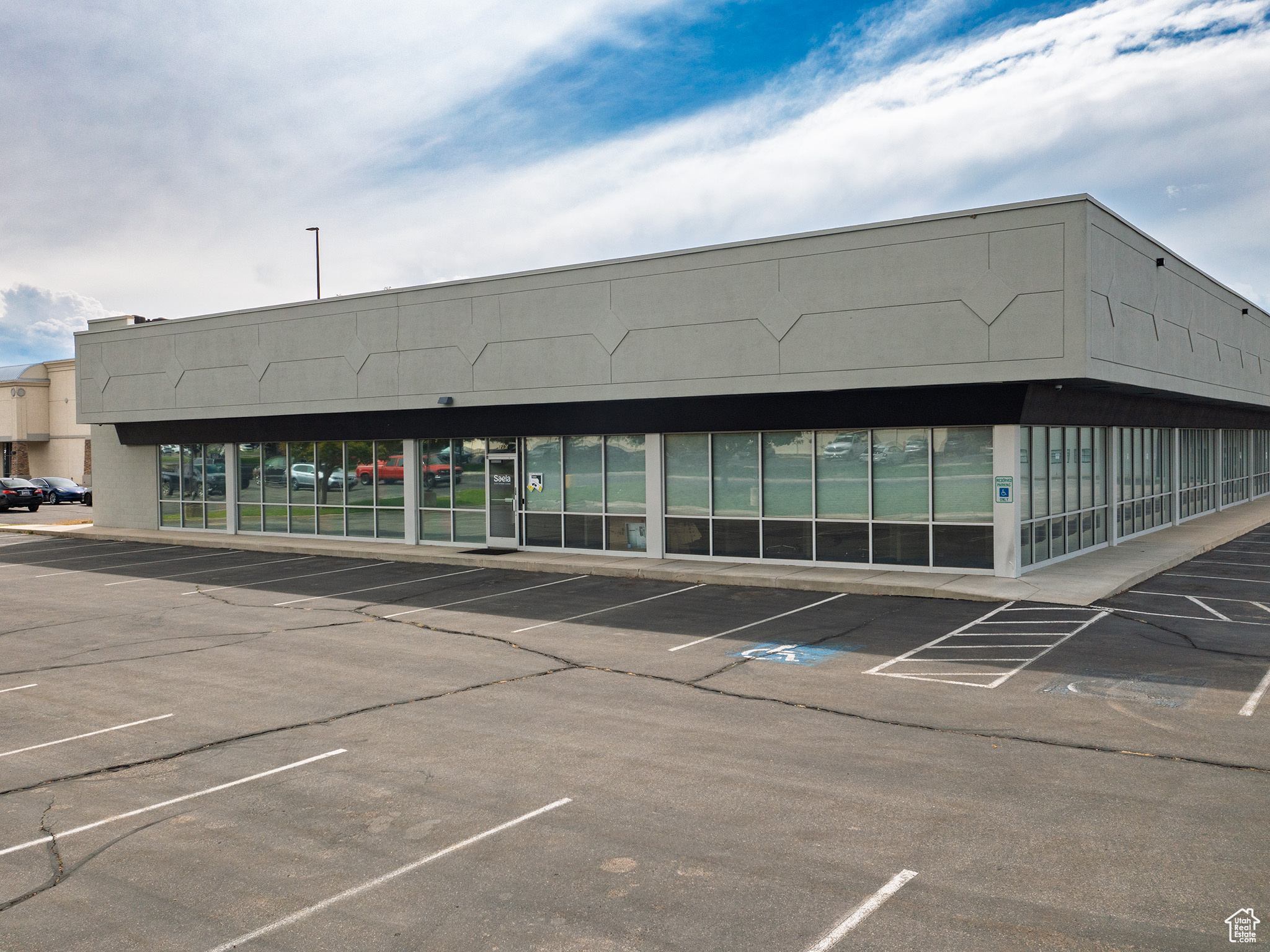 SATURN - Commercial Sale