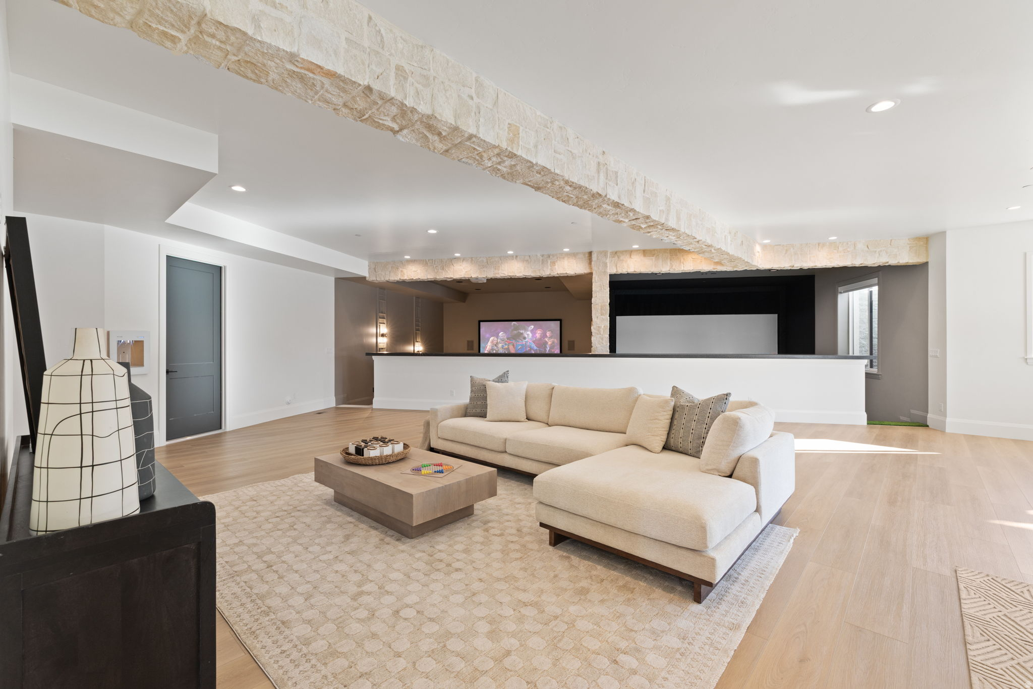 FOUR SEASONS - Residential