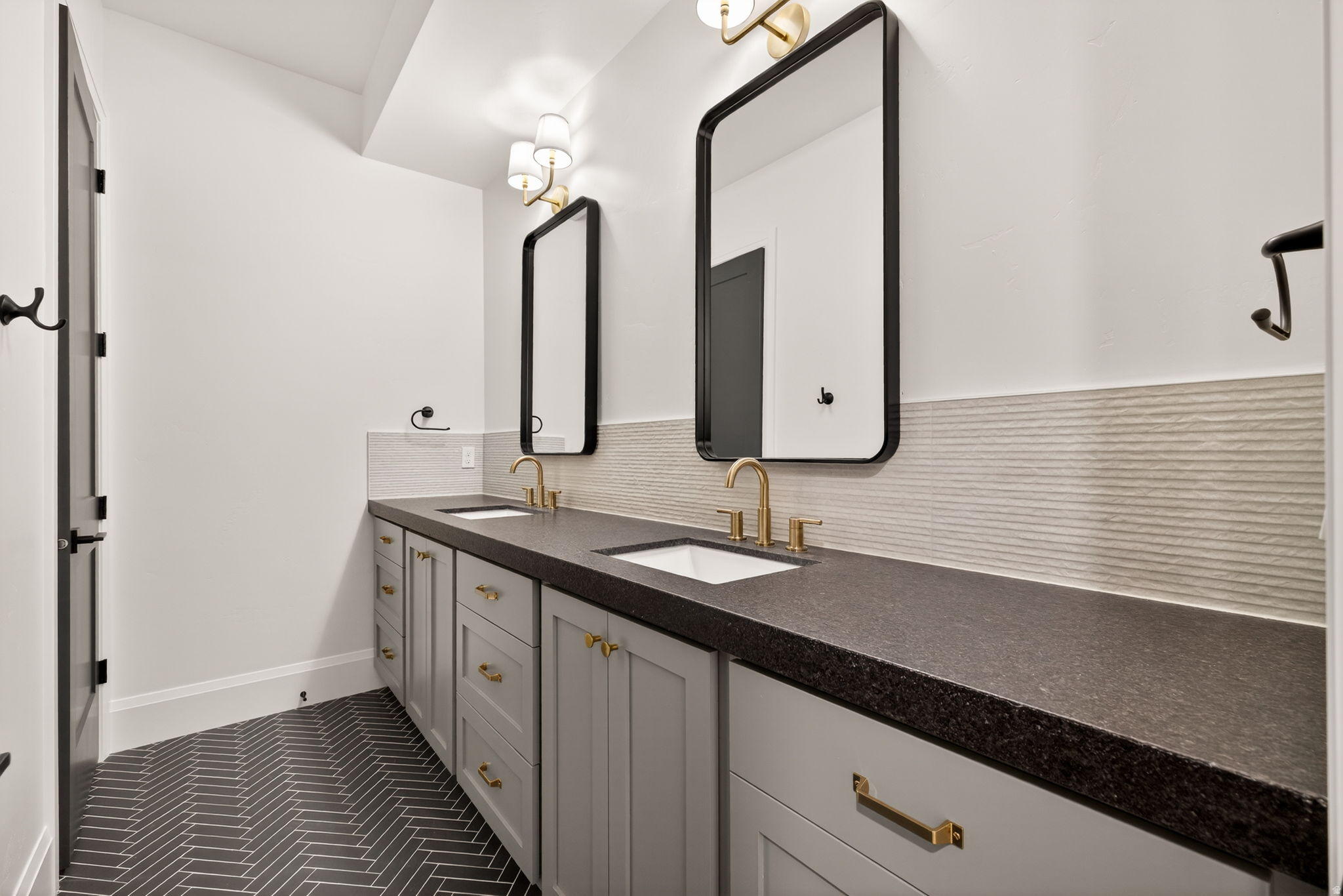 FOUR SEASONS - Residential