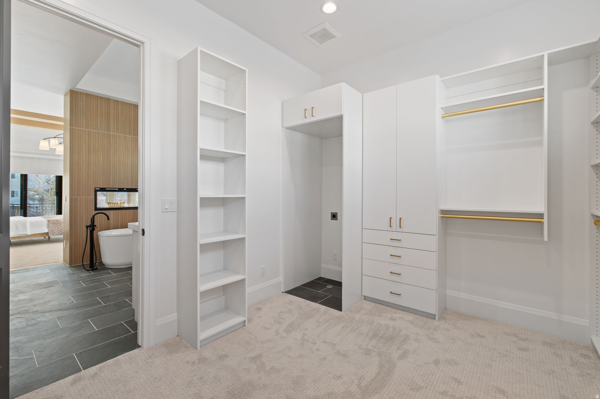 FOUR SEASONS - Residential