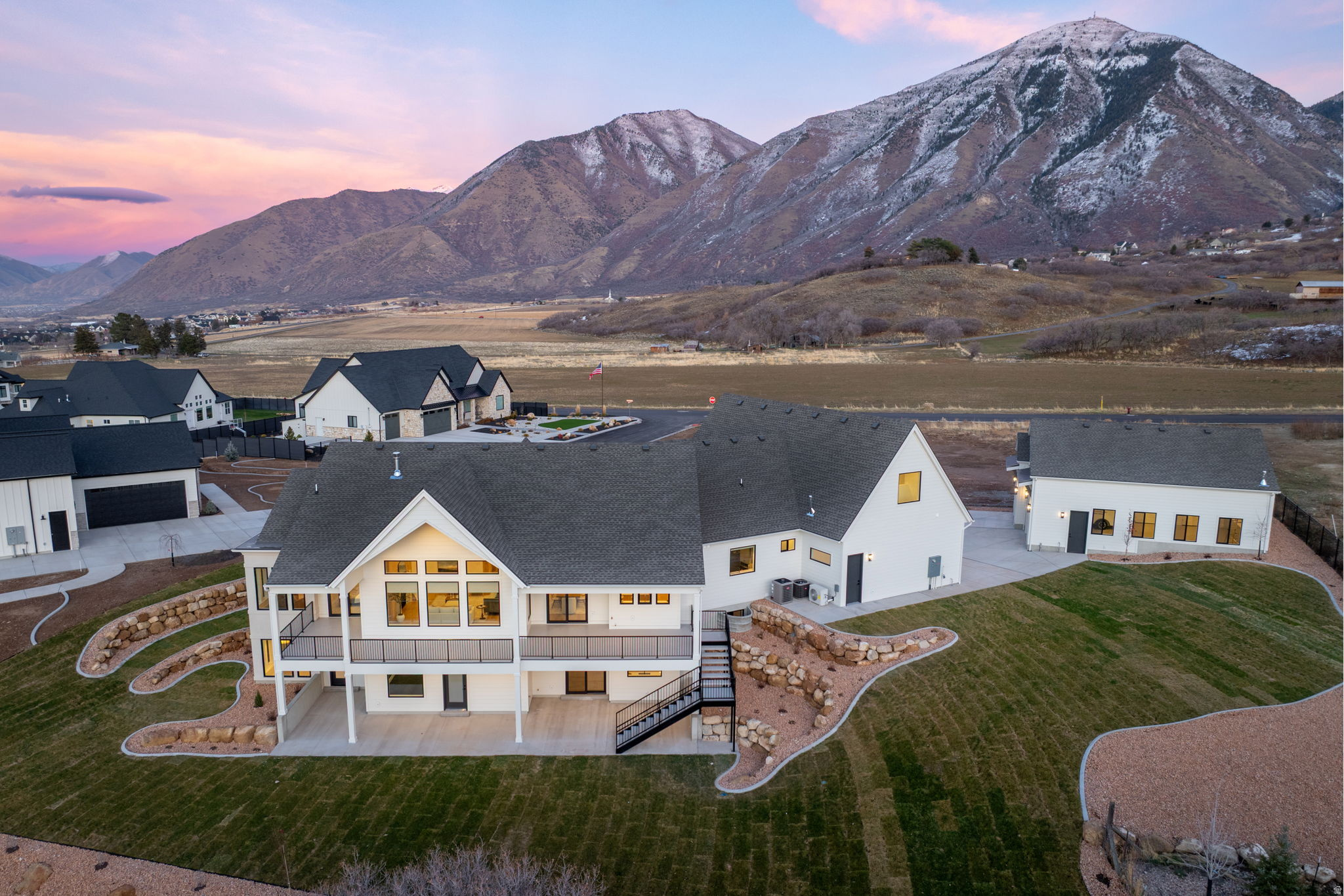 FOUR SEASONS - Residential