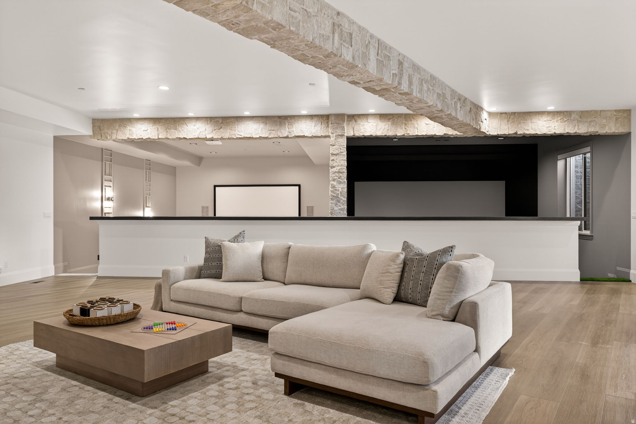 FOUR SEASONS - Residential