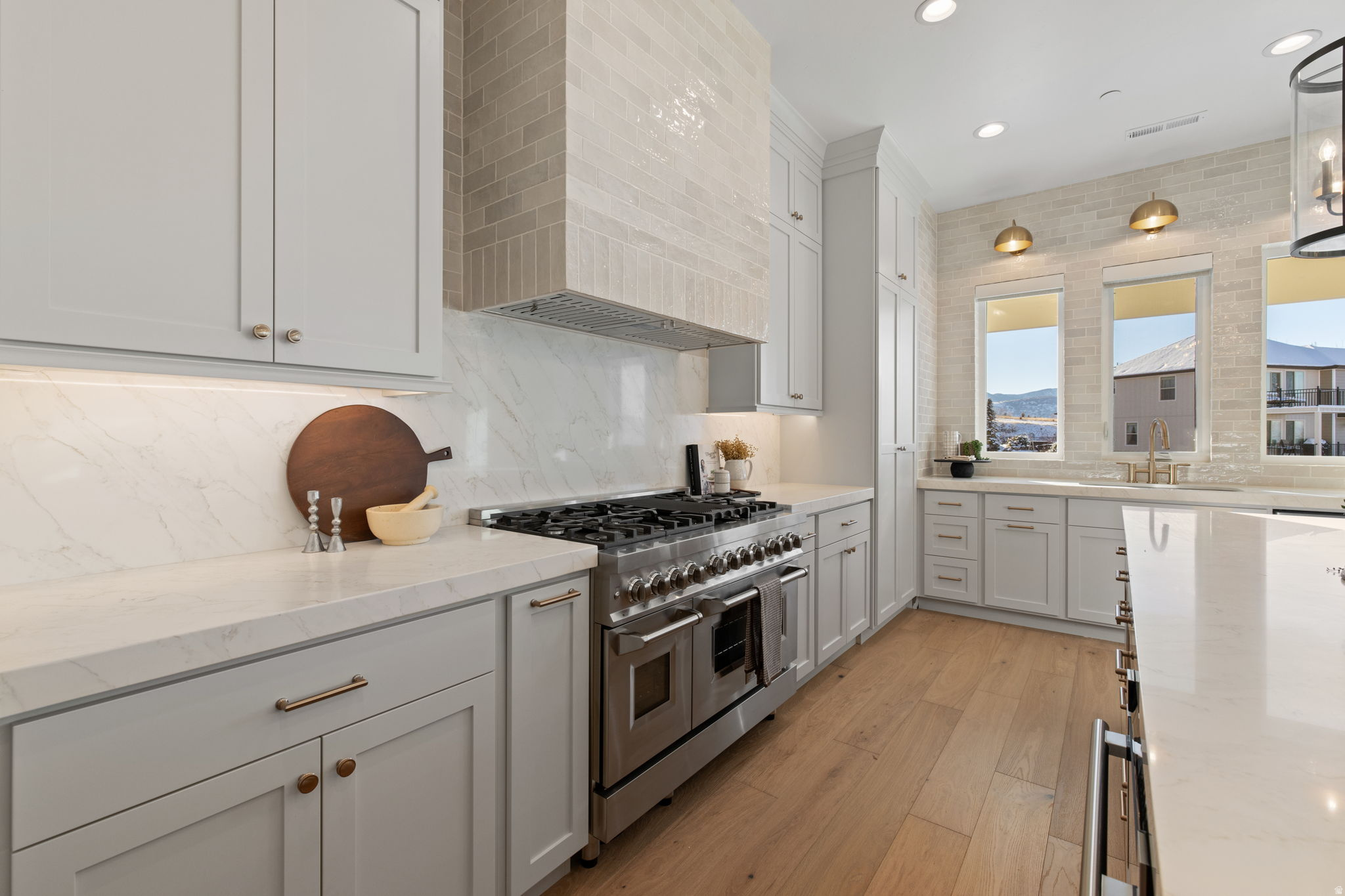 FOUR SEASONS - Residential